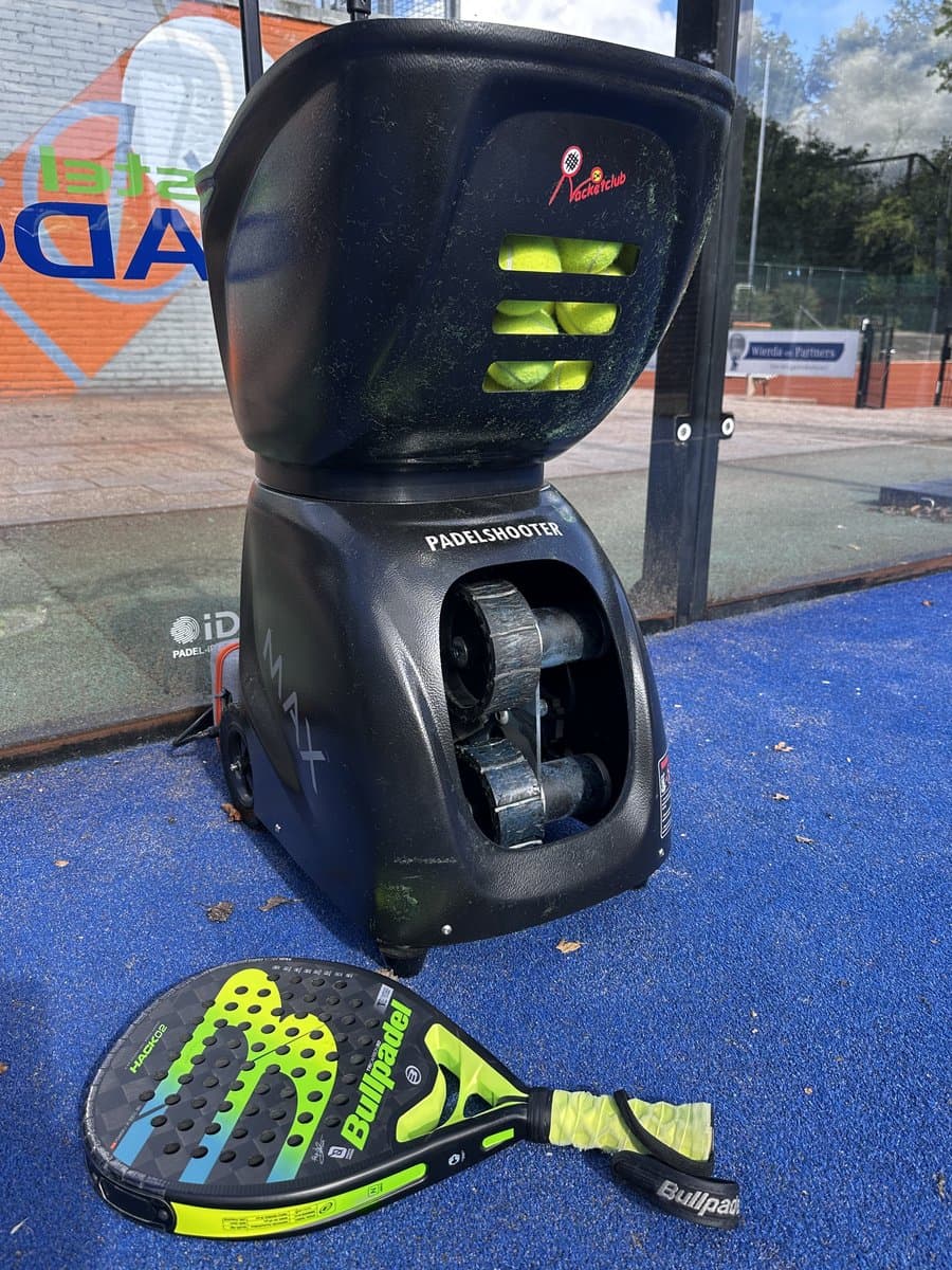 PadelShooter MAX op de baan